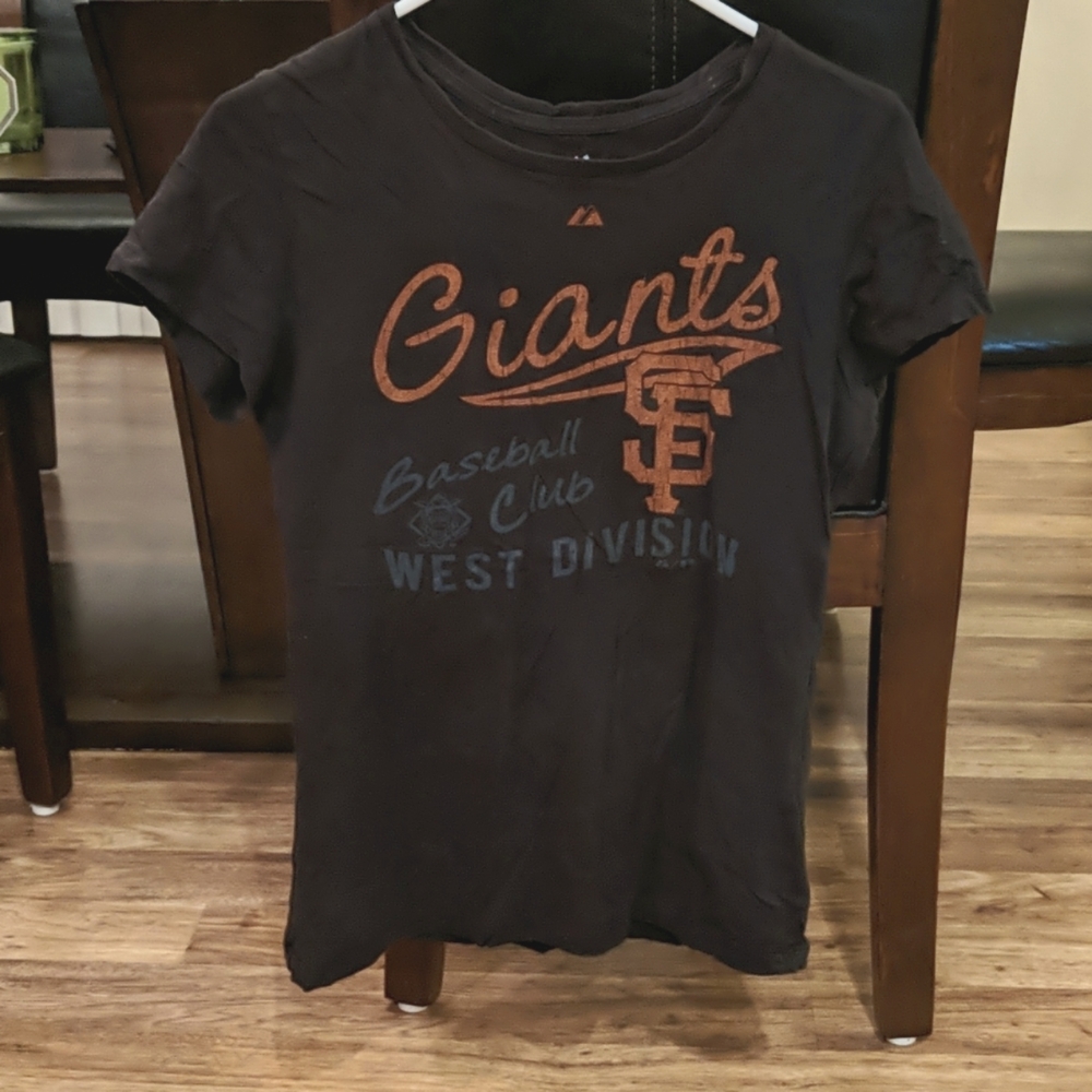 Black women's Giants t-shirt